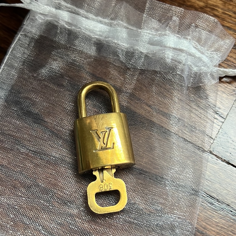 LV Louis Vuitton # 308 Lock and Key Great Condition!